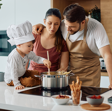 Родители готовят с ребенком